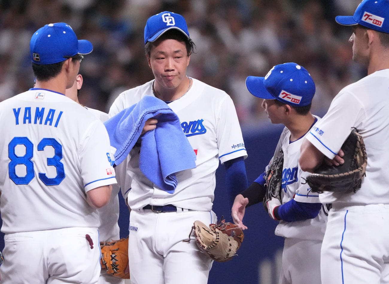 中日対巨人　6回表巨人1死一、二塁、マウンドの柳（右から3人目）のもとに集まる中日ナイン（撮影・森本幸一）
