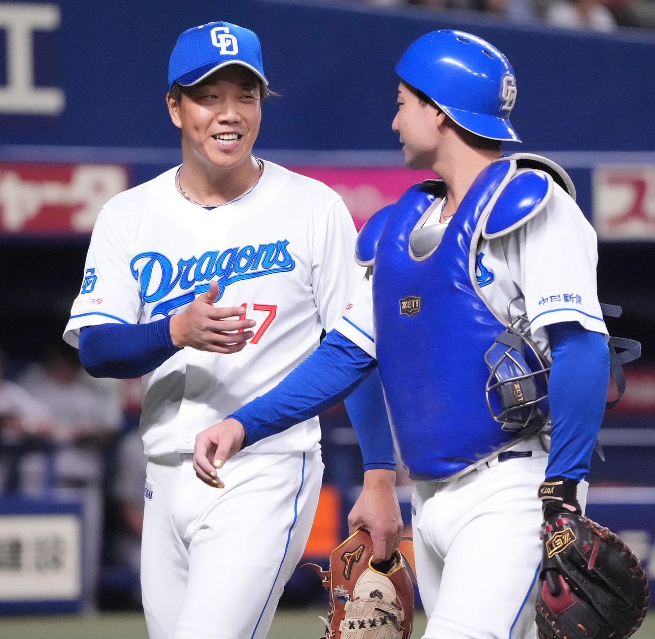 中日対巨人　1回表終了、石伊（右）と言葉を交わしベンチへ戻る中日先発の柳（撮影・森本幸一）