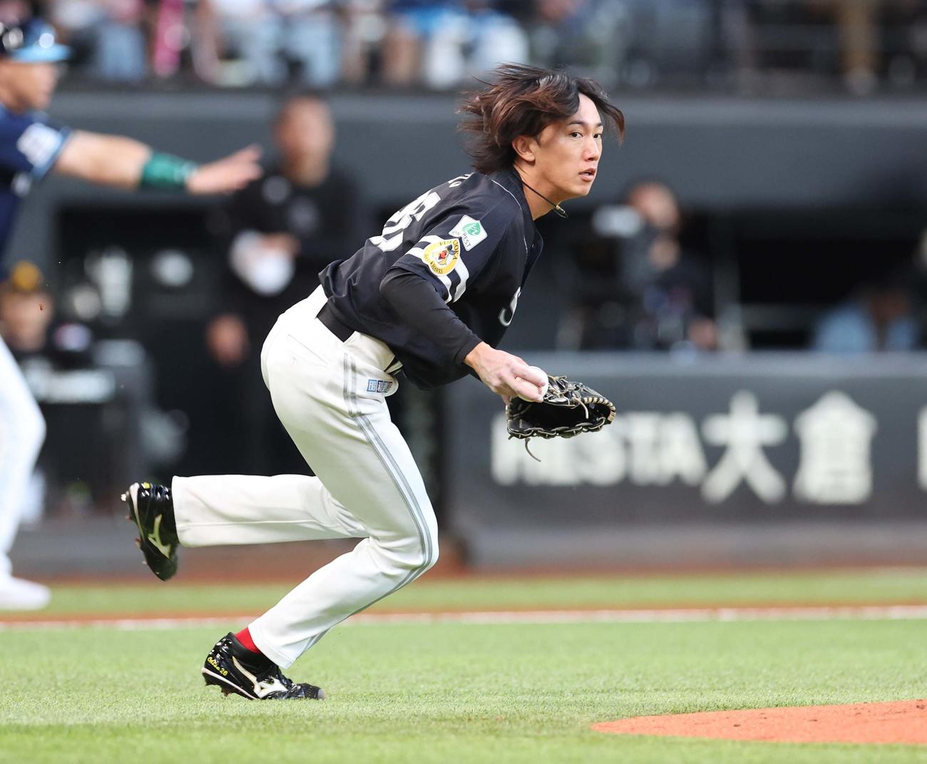 日本ハム対ソフトバンク　2回裏日本ハム無死一、二塁、清宮幸の打球を体に当てるも投ゴロに抑える大津（撮影・黒川智章）