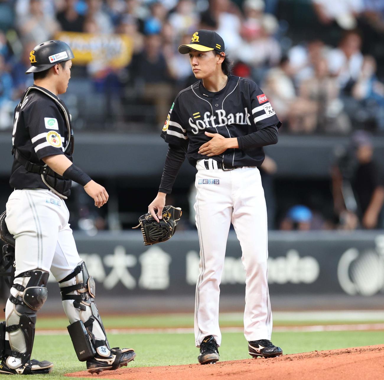 日本ハム対ソフトバンク　2回裏日本ハム無死一、二塁、清宮幸の打球を体に当てるも投ゴロに抑える大津（撮影・黒川智章）