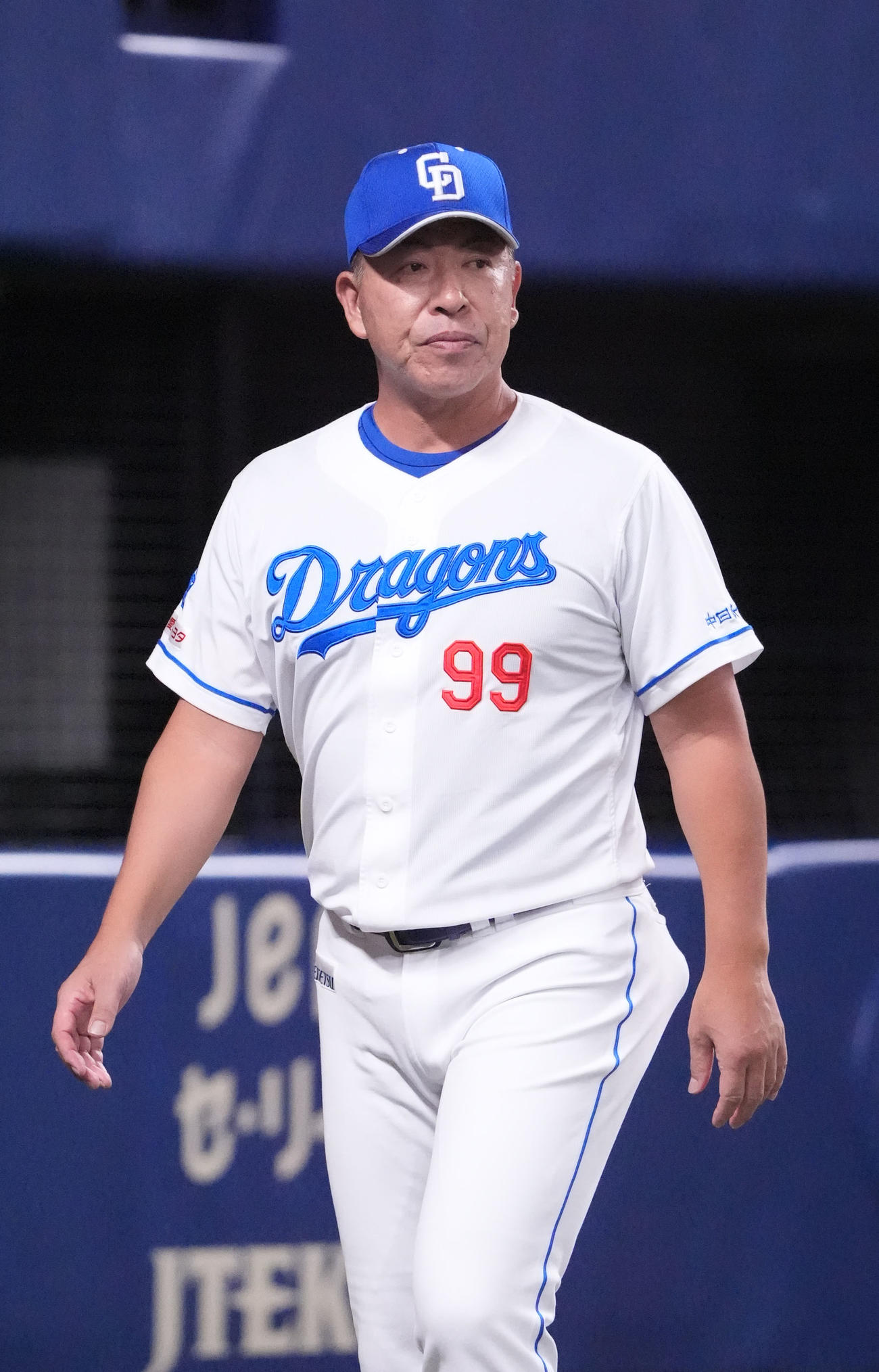 中日対巨人　6回終了、選手交代を告げベンチへ戻る井上監督（撮影・森本幸一）
