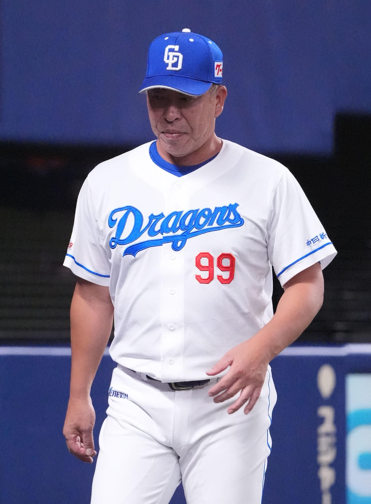 中日対巨人　6回終了、選手交代を告げベンチへ戻る井上監督（撮影・森本幸一）
