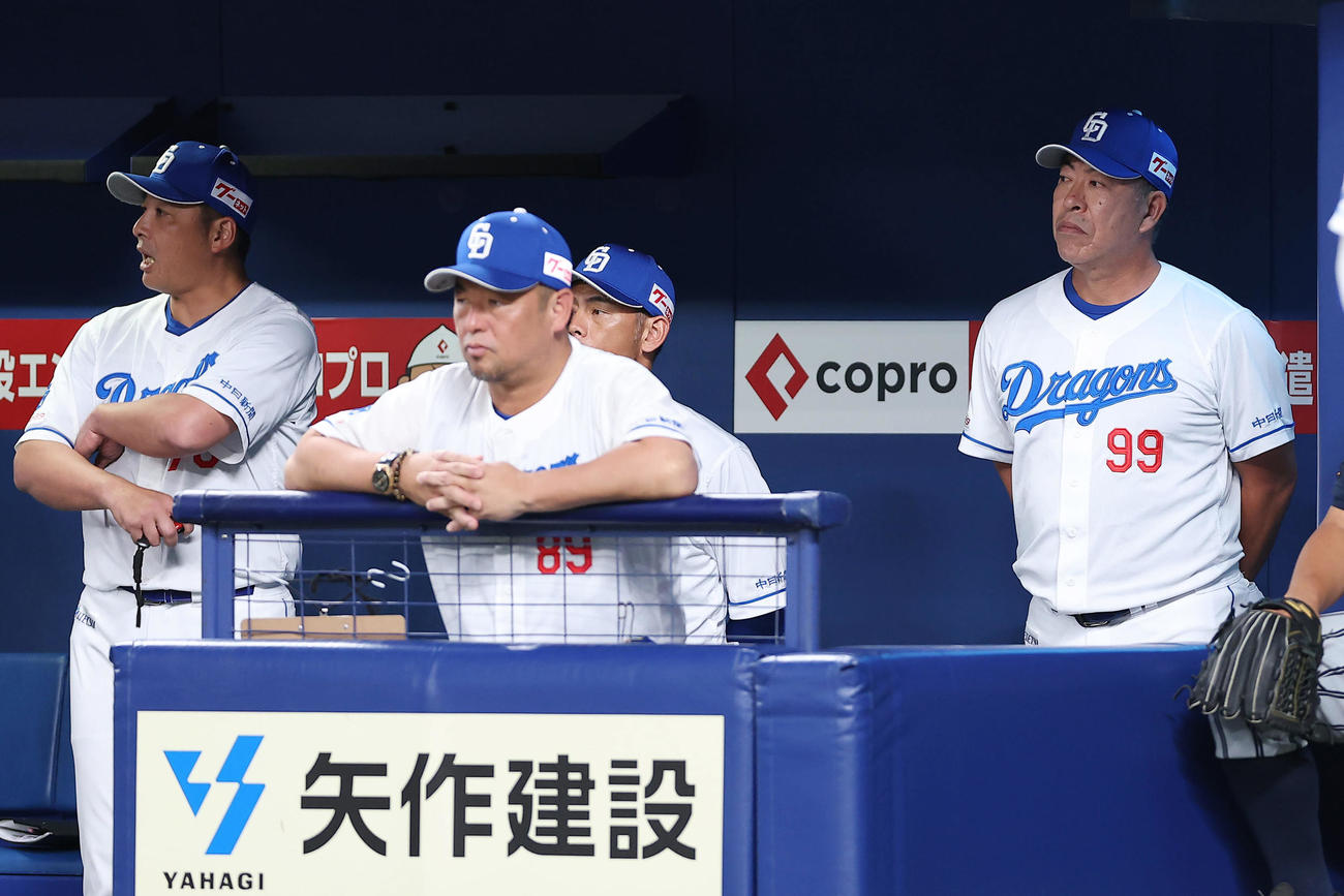中日対巨人　6回裏の攻撃を見守る中日井上監督（右）ら（撮影・前田充）