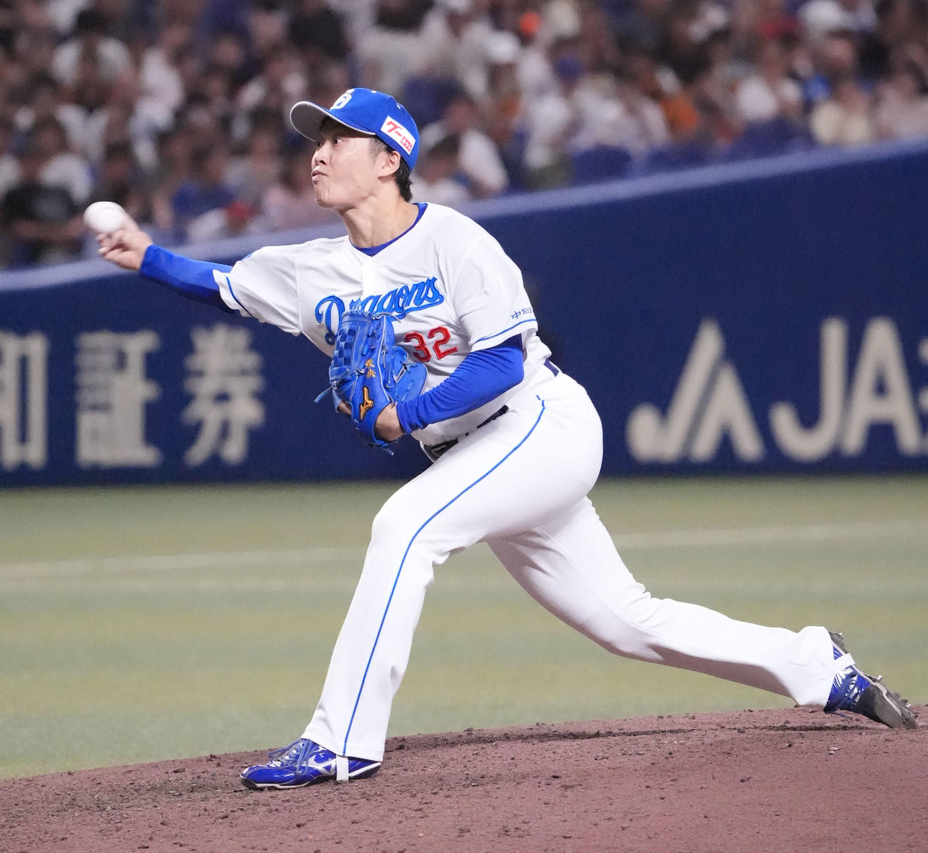 中日対巨人　9回表、中日4番手で登板する伊藤（撮影・森本幸一）