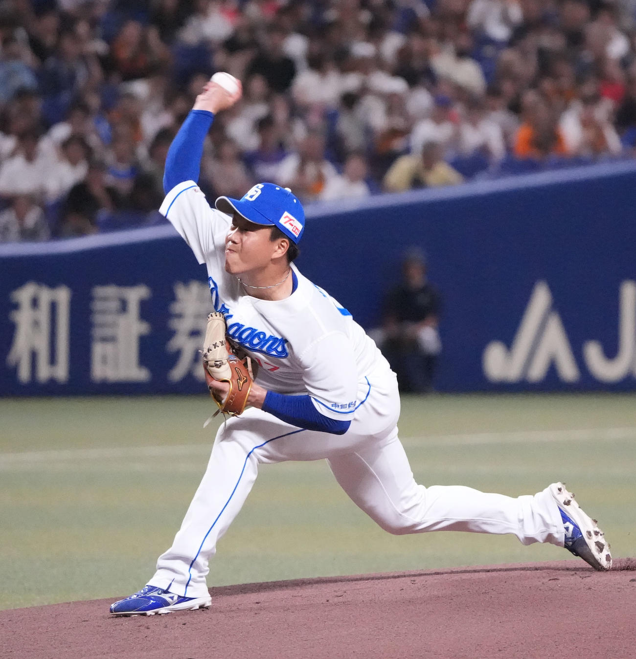 中日対巨人　1回表、登板する中日先発の柳（撮影・森本幸一）