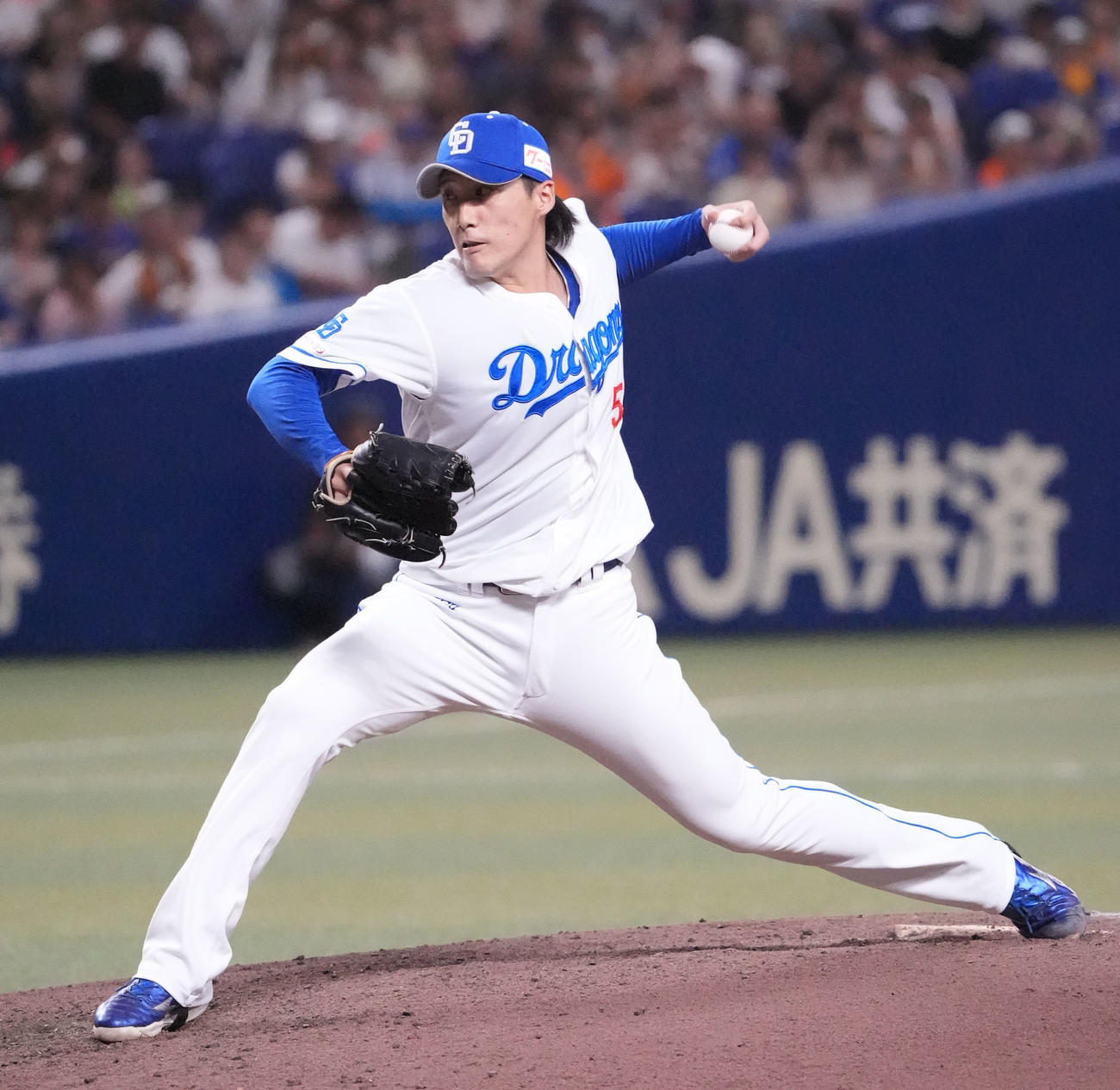 中日対巨人　9回表巨人2死一、二塁、中日5番手で登板する斎藤（撮影・森本幸一）