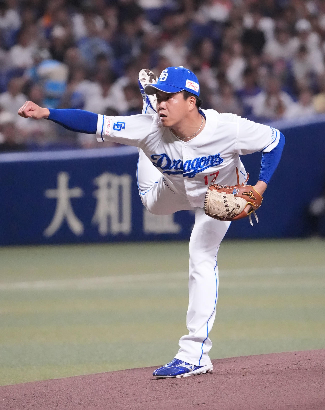 中日対巨人　1回表、登板する中日先発の柳（撮影・森本幸一）