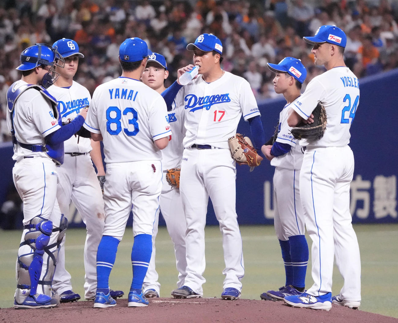 中日対巨人　6回表巨人1死一、二塁、マウンドの柳（右から3人目）のもとに集まる中日ナイン（撮影・森本幸一）