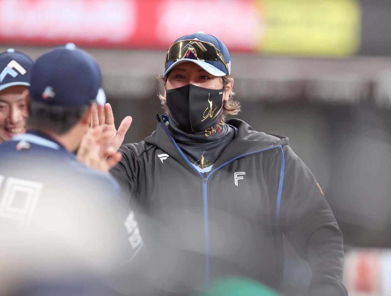 日本ハム対ソフトバンク　試合後、スタッフらと笑顔でタッチする新庄監督（撮影・黒川智章）