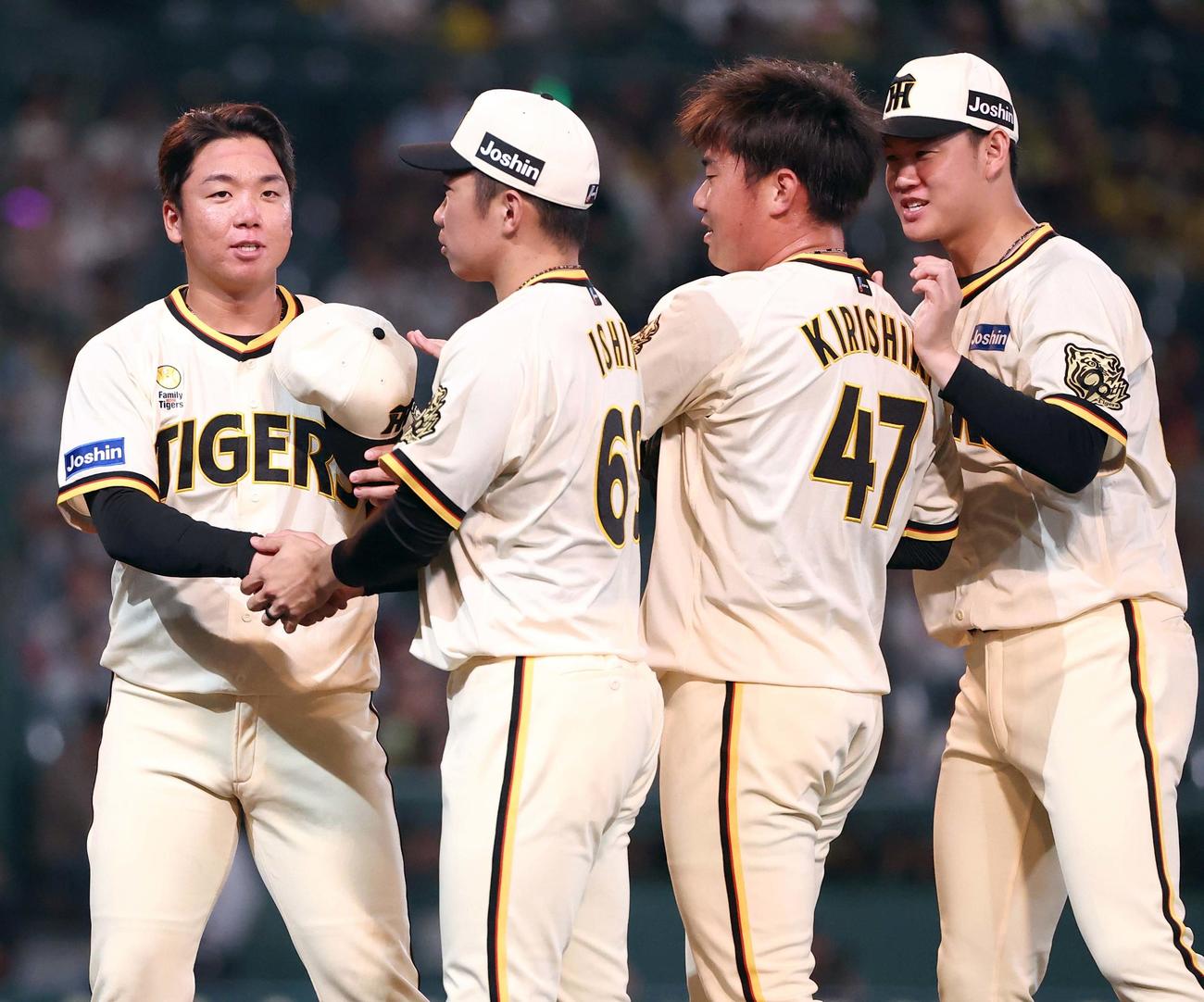 阪神対広島　9勝目をあげた村上（左）は無失点リリーフをした右から及川、桐敷、石井と握手を交わす（撮影・上田博志）