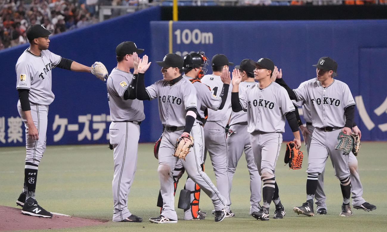 中日対巨人　試合終了、勝利に喜ぶ巨人ナイン（撮影・森本幸一）