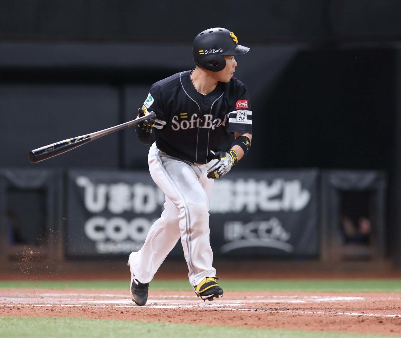 日本ハム対ソフトバンク　8回表ソフトバンク2死三塁、左前適時打を放つ近藤（撮影・黒川智章）