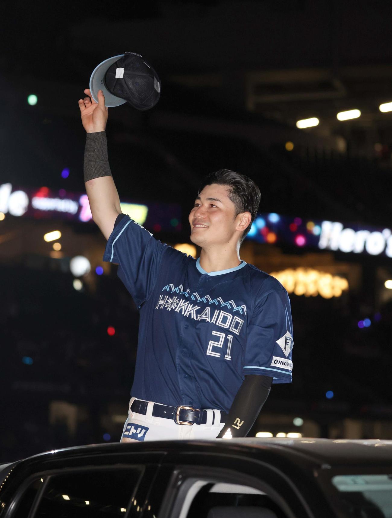 日本ハム対ソフトバンク　試合後、スタンドに手を振る清宮幸（撮影・黒川智章）