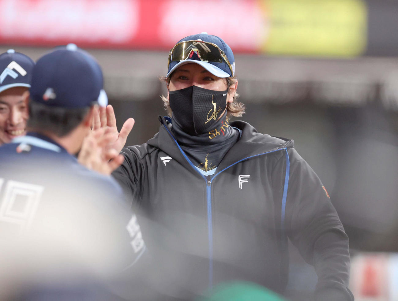 日本ハム対ソフトバンク　試合後、スタッフらと笑顔でタッチする新庄監督（撮影・黒川智章）