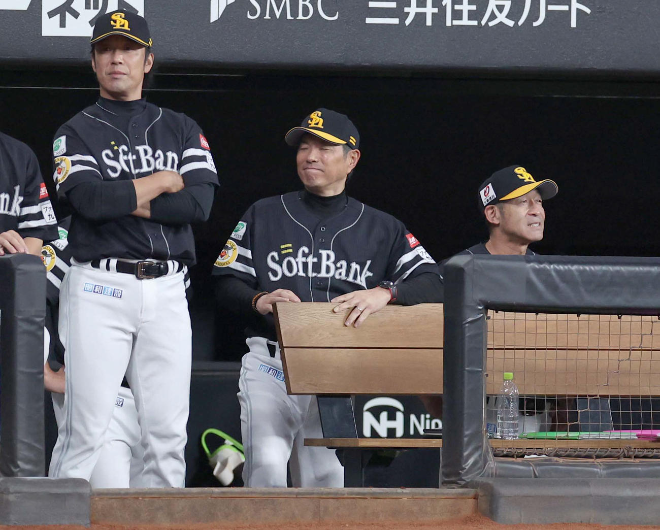 日本ハム対ソフトバンク　8回裏に勝ち越され渋い表情の小久保監督（中央）（撮影・黒川智章）