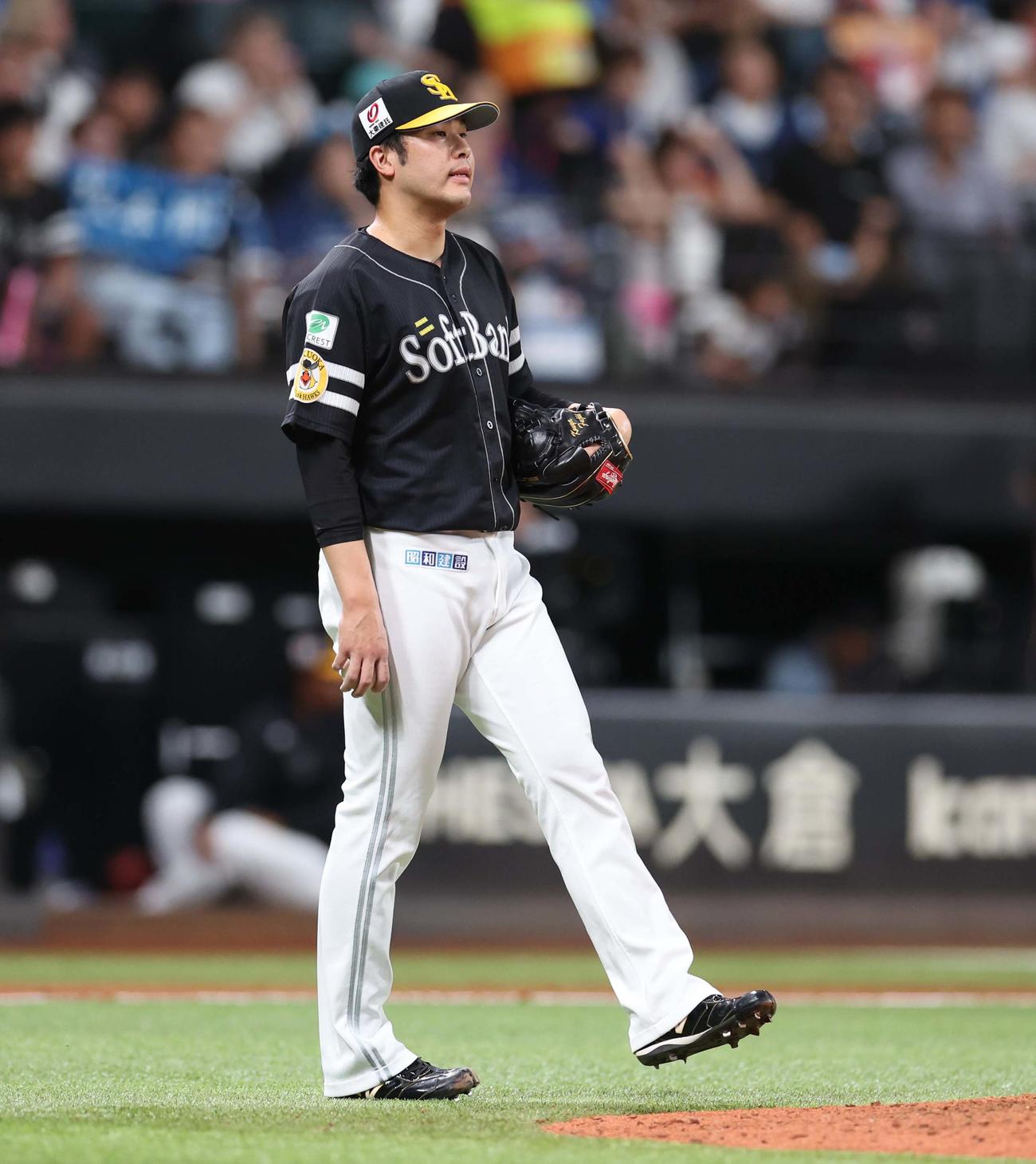 日本ハム対ソフトバンク　8回裏日本ハム2死一、二塁、清宮幸に右越え2点適時三塁打を浴びる藤井（撮影・黒川智章）