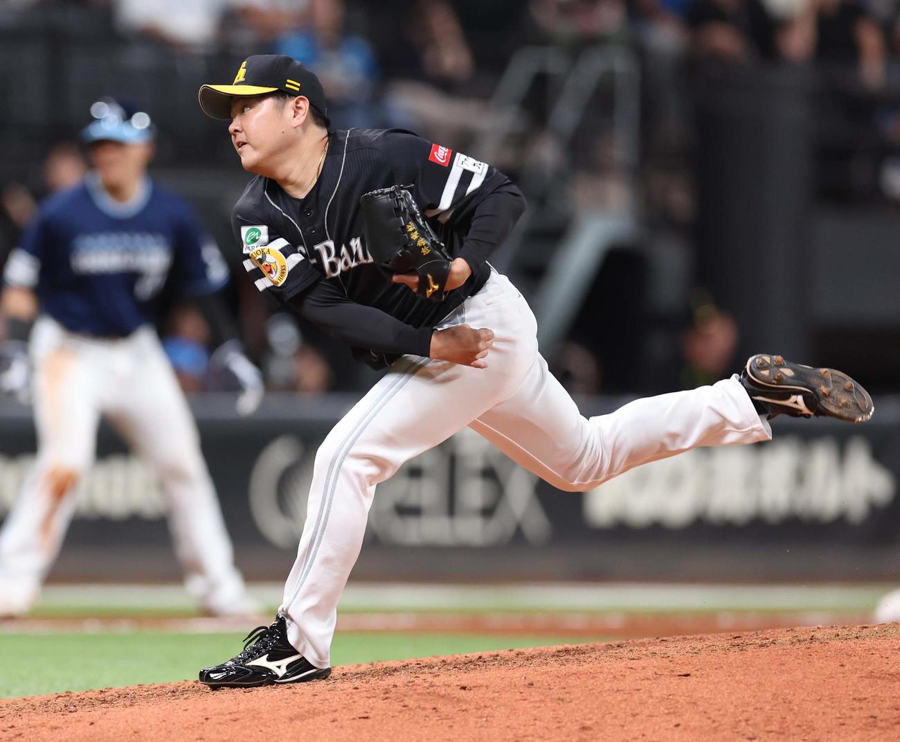 日本ハム対ソフトバンク　8回途中登板の津森（撮影・黒川智章）