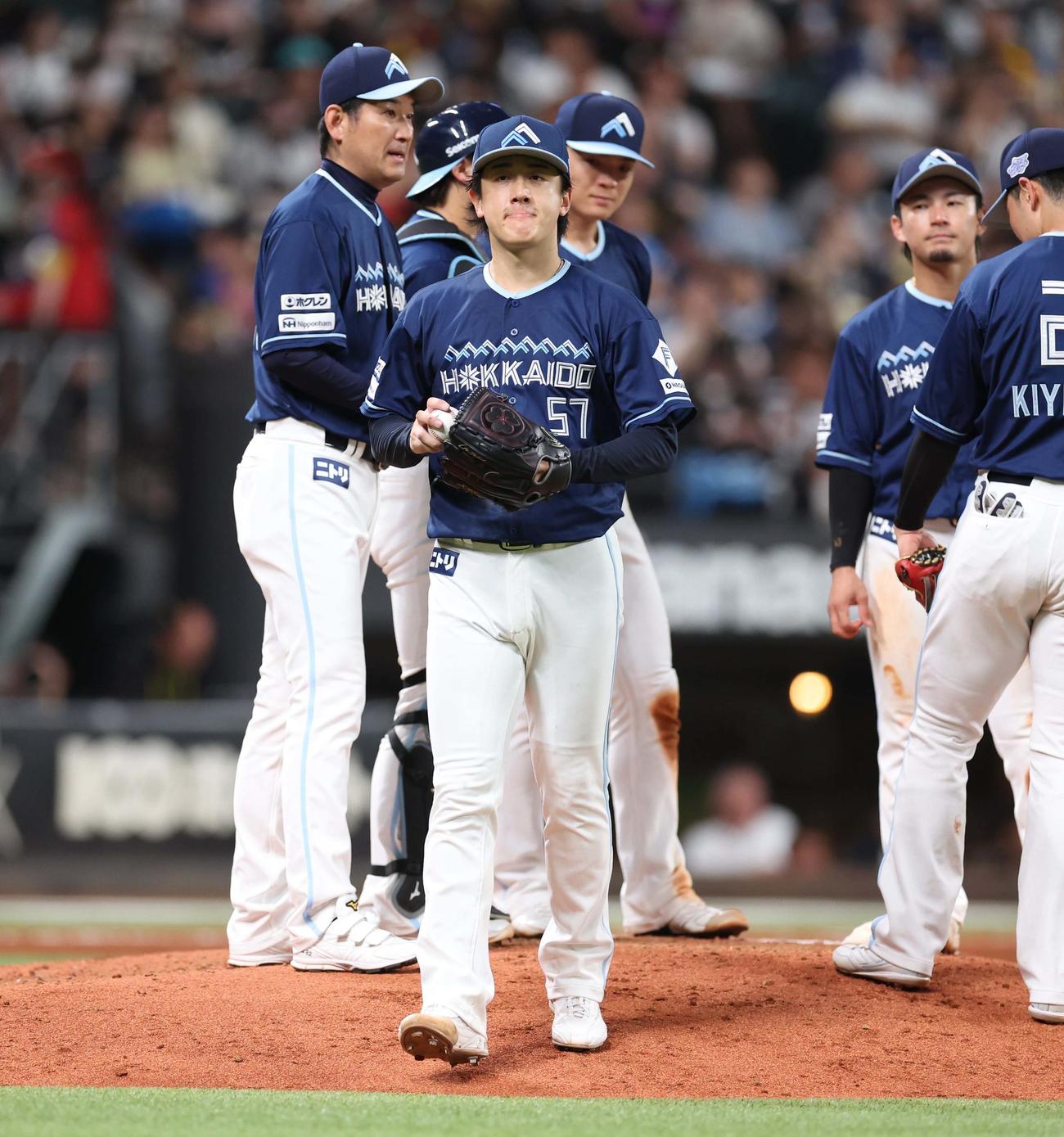 日本ハム対ソフトバンク　8回途中降板する北山（撮影・黒川智章）