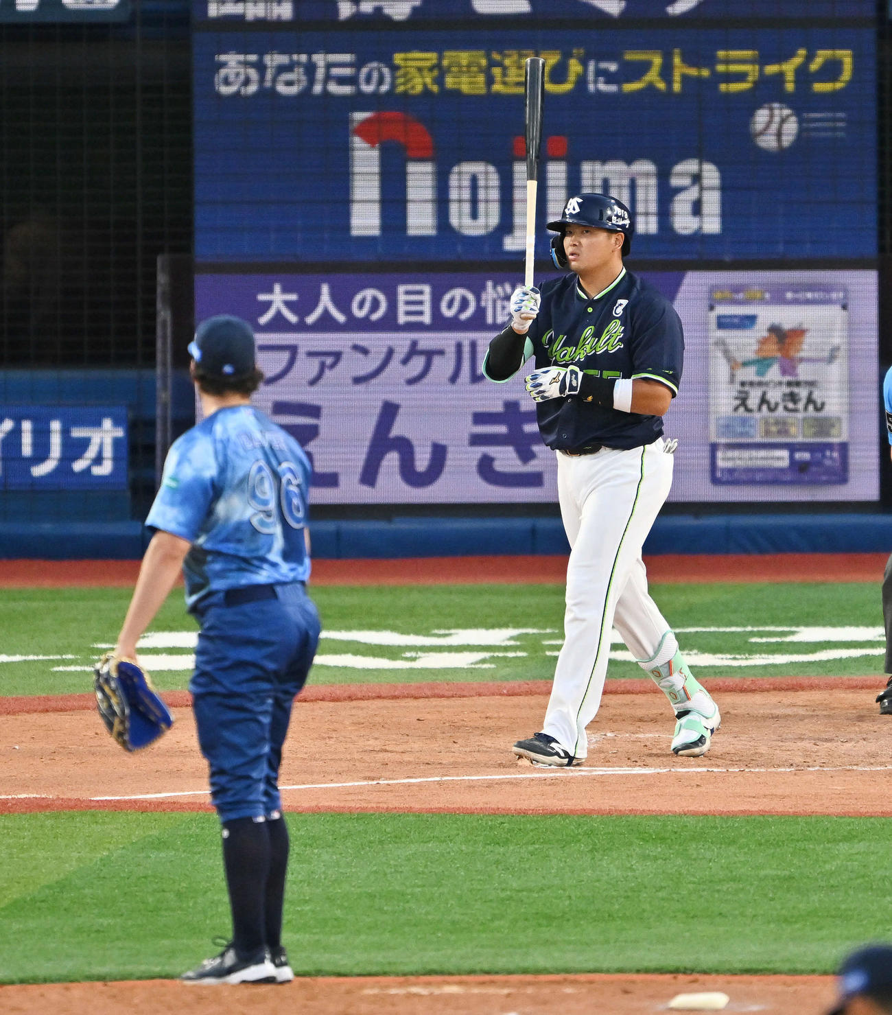 DeNA対ヤクルト　4回表ヤクルト無死二塁、村上は四球を選ぶ。投手バウアー（撮影・滝沢徹郎）　