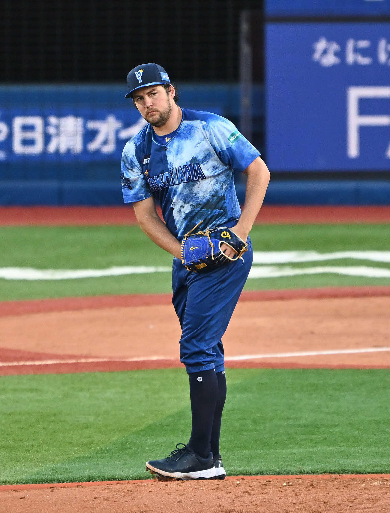 DeNA対ヤクルト　3回表ヤクルト1死、岩田を空振り三振に仕留めソードセレブレーショするバウアー（撮影・滝沢徹郎）　