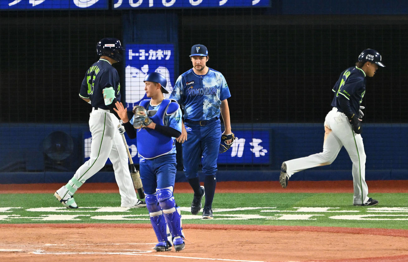 DeNA対ヤクルト　6回表ヤクルト無死一塁、内山に適時二塁打を許したバウアー（中央）（撮影・滝沢徹郎）　