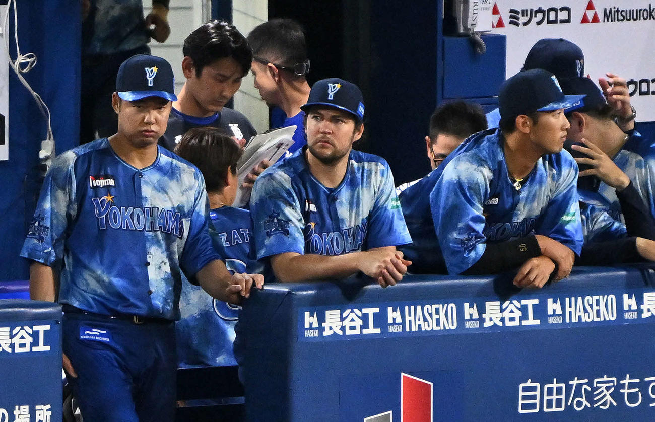 DeNA対ヤクルト　試合に敗れ浮かない表情のDeNAバウアー（中央）（撮影・滝沢徹郎）　