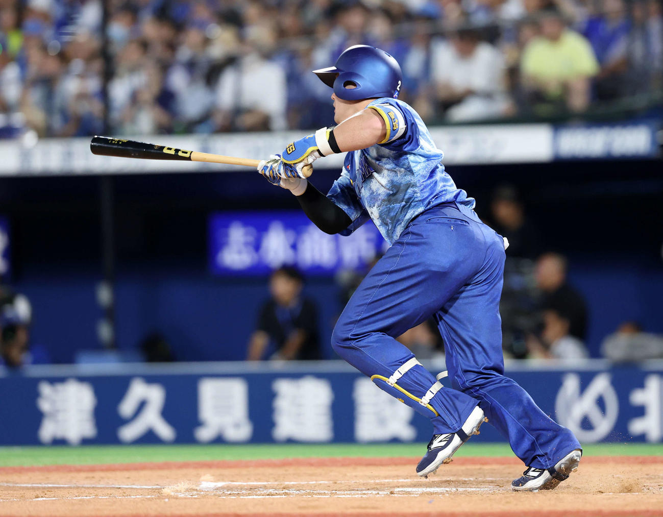 DeNA対ヤクルト　5回裏DeNA無死、牧は右越え二塁打を放つ（撮影・鈴木正人）