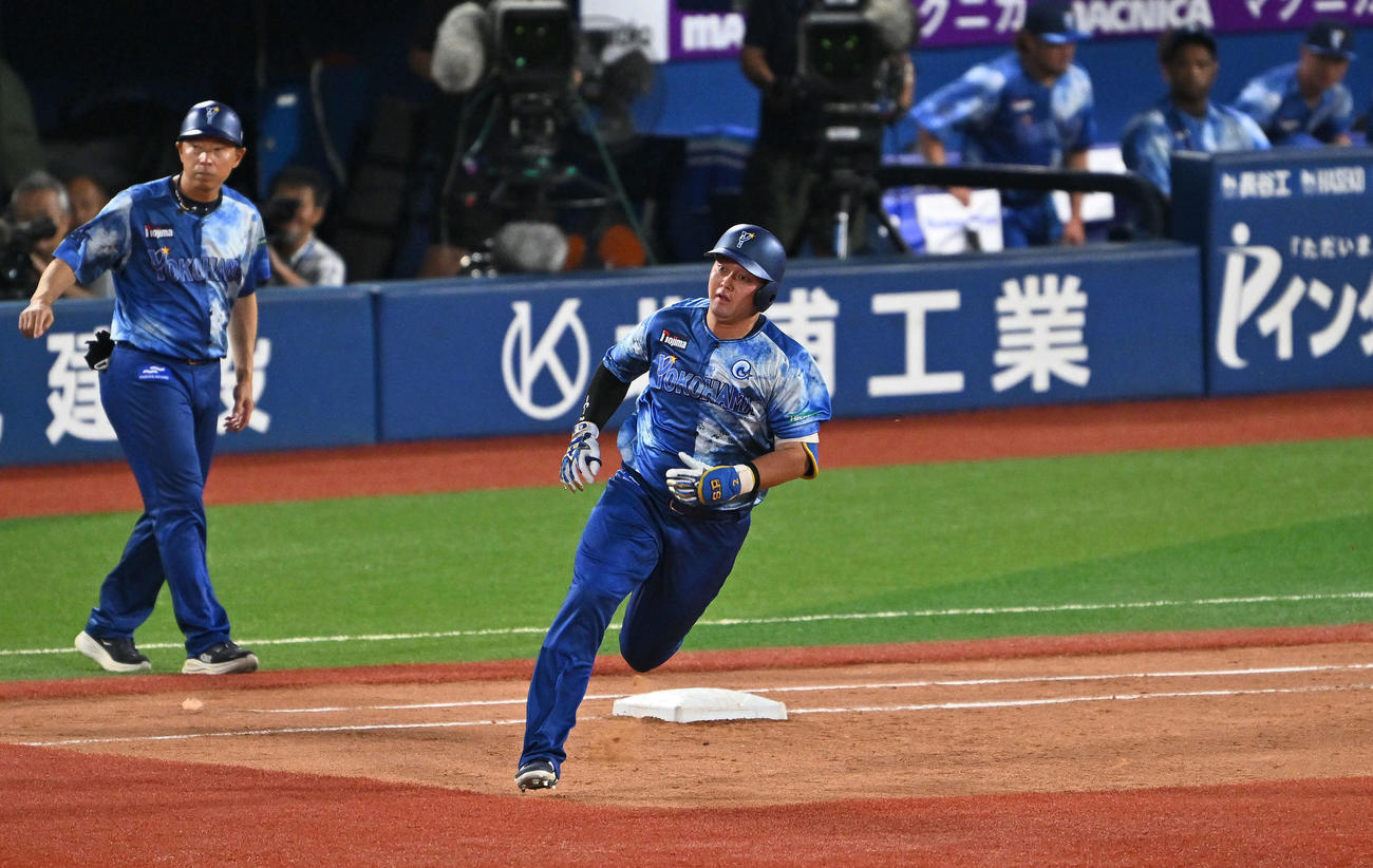 DeNA対ヤクルト　5回裏DeNA無死、牧は右翼に二塁打を放ち一塁を回る（撮影・滝沢徹郎）　