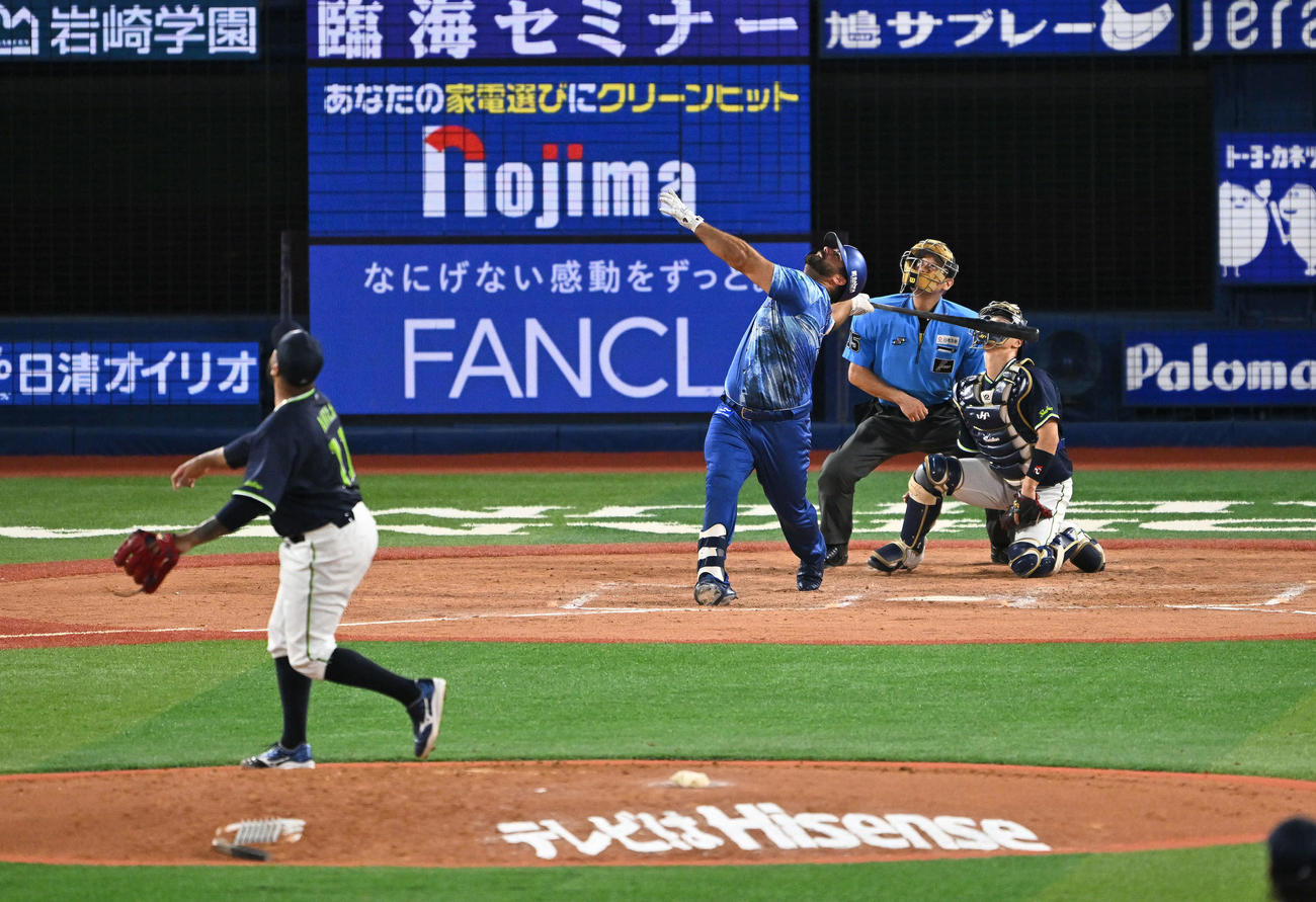 DeNA対ヤクルト　5回裏DeNA無死二塁、フォードは捕邪飛に倒れる。投手アビラ（撮影・滝沢徹郎）　