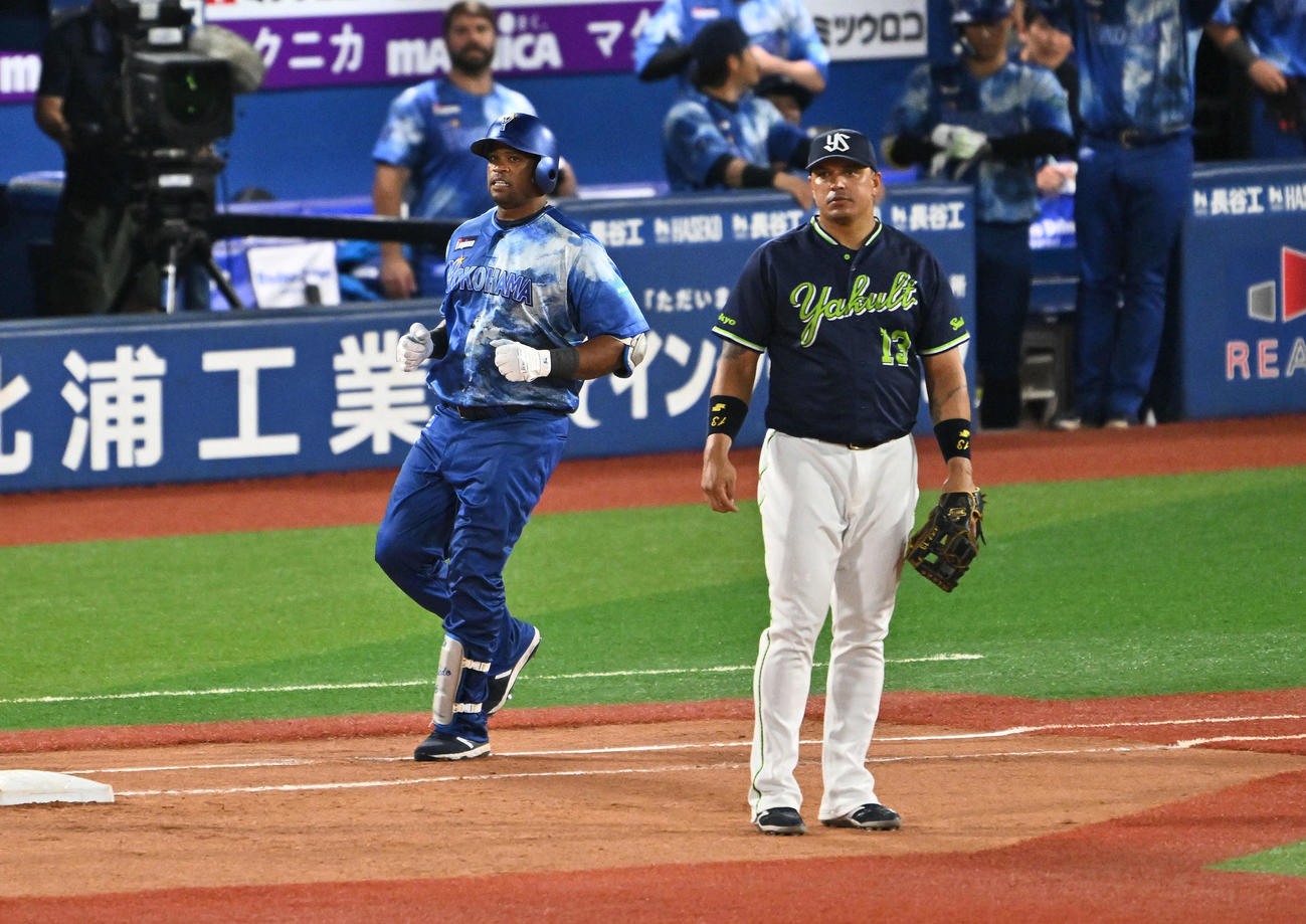 DeNA対ヤクルト　6回裏DeNA無死一塁、代打ビシエド（左）は中飛に倒れる。一塁手オスナ（撮影・滝沢徹郎）　