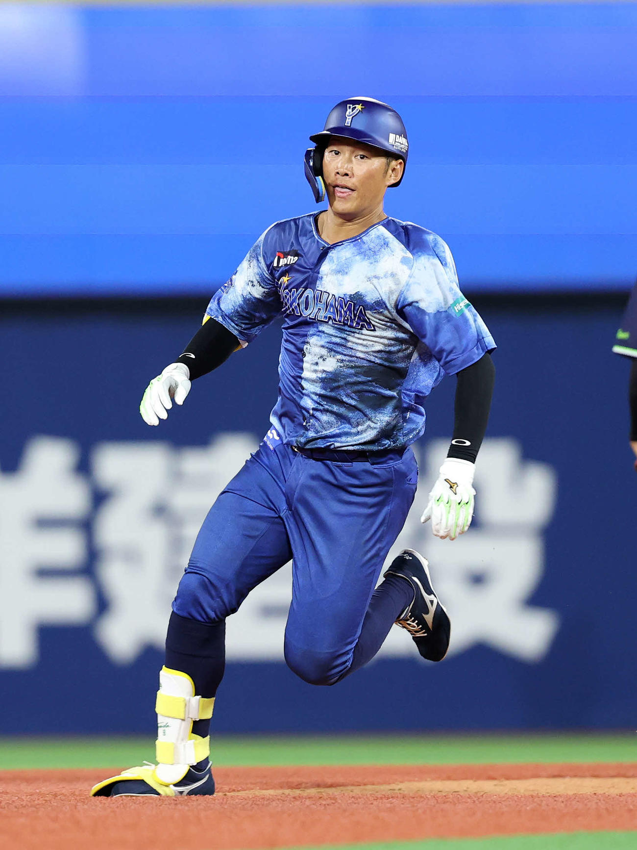 DeNA対ヤクルト　7回裏DeNA無死、京田は中前打を放ち失策で三塁に向かう（撮影・鈴木正人）