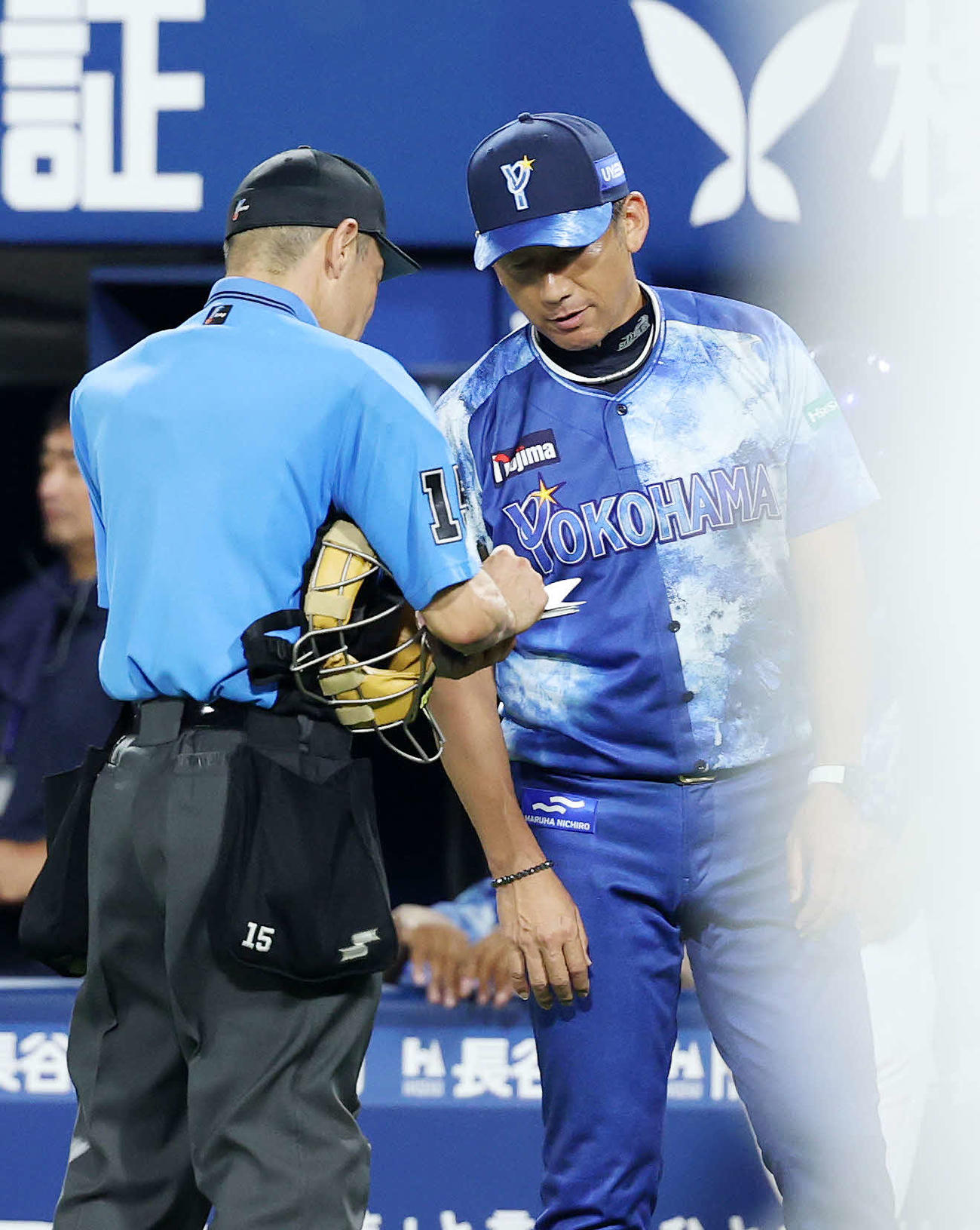 DeNA対ヤクルト　8回表、投手交代を告げるDeNA三浦監督（撮影・鈴木正人）