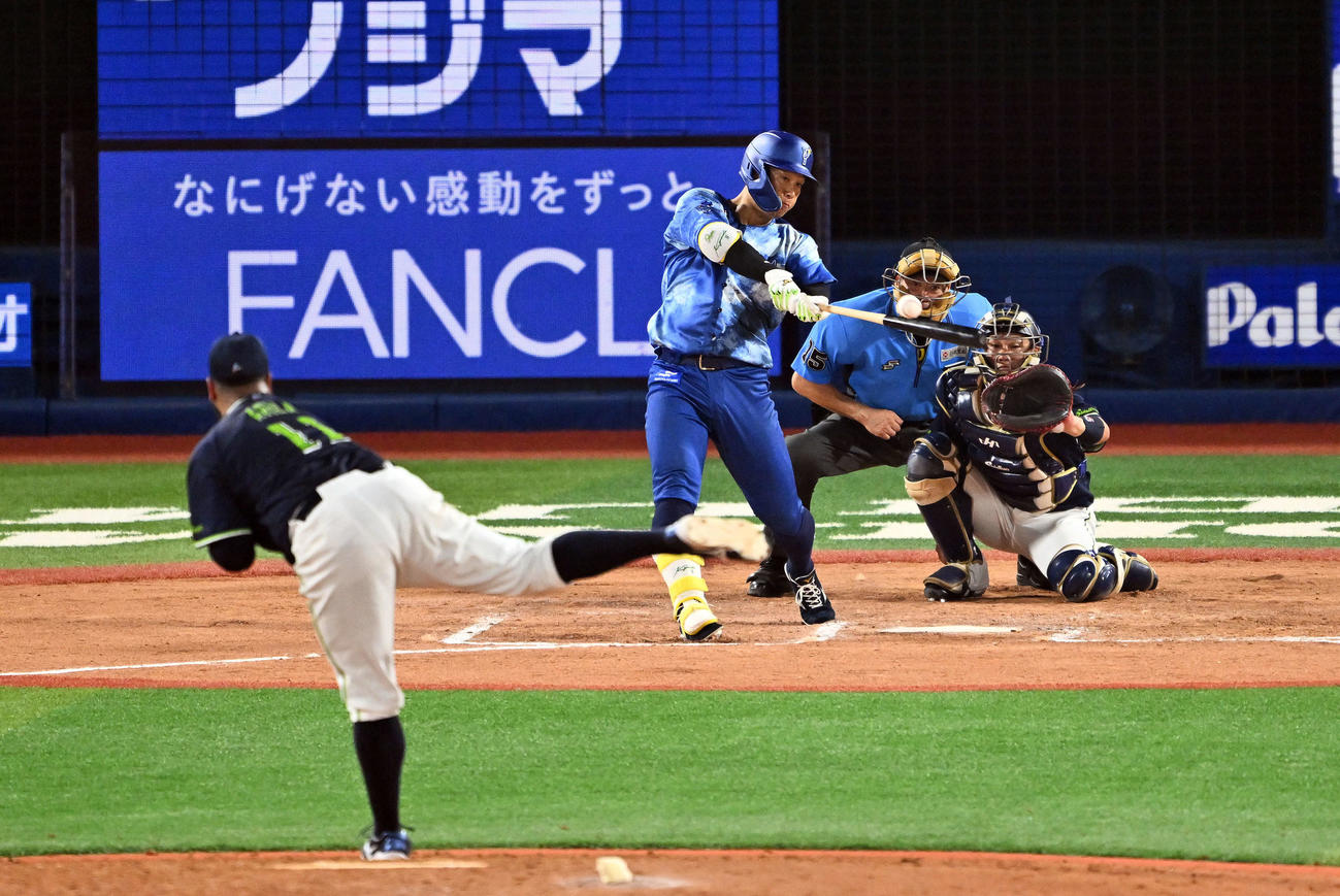 DeNA対ヤクルト　7回裏DeNA無死、京田は中前打を放つ。投手アビラ（撮影・滝沢徹郎）　