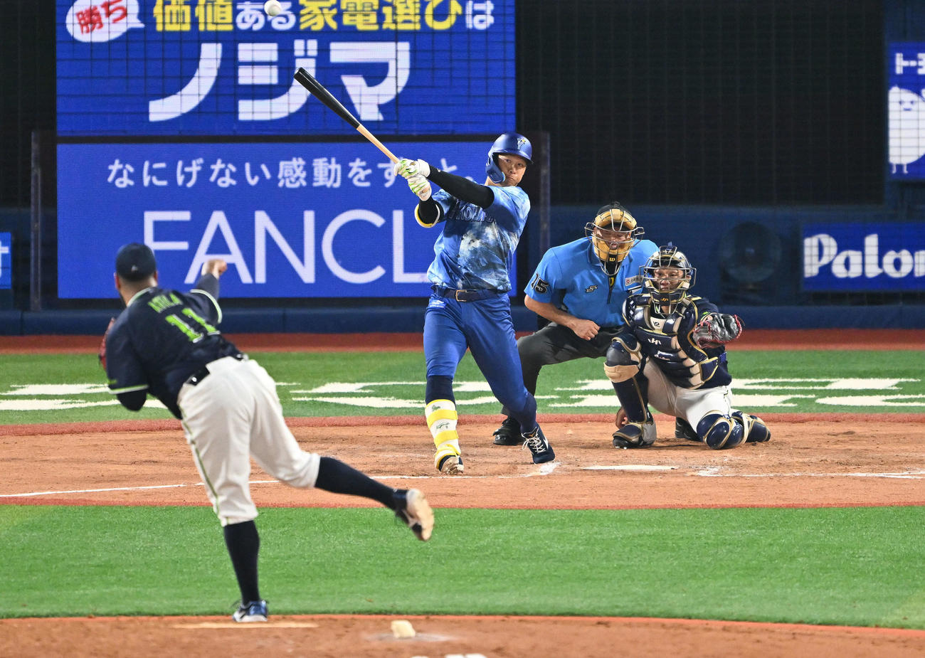 DeNA対ヤクルト　7回裏DeNA無死、京田は中前打を放つ。投手アビラ（撮影・滝沢徹郎）　