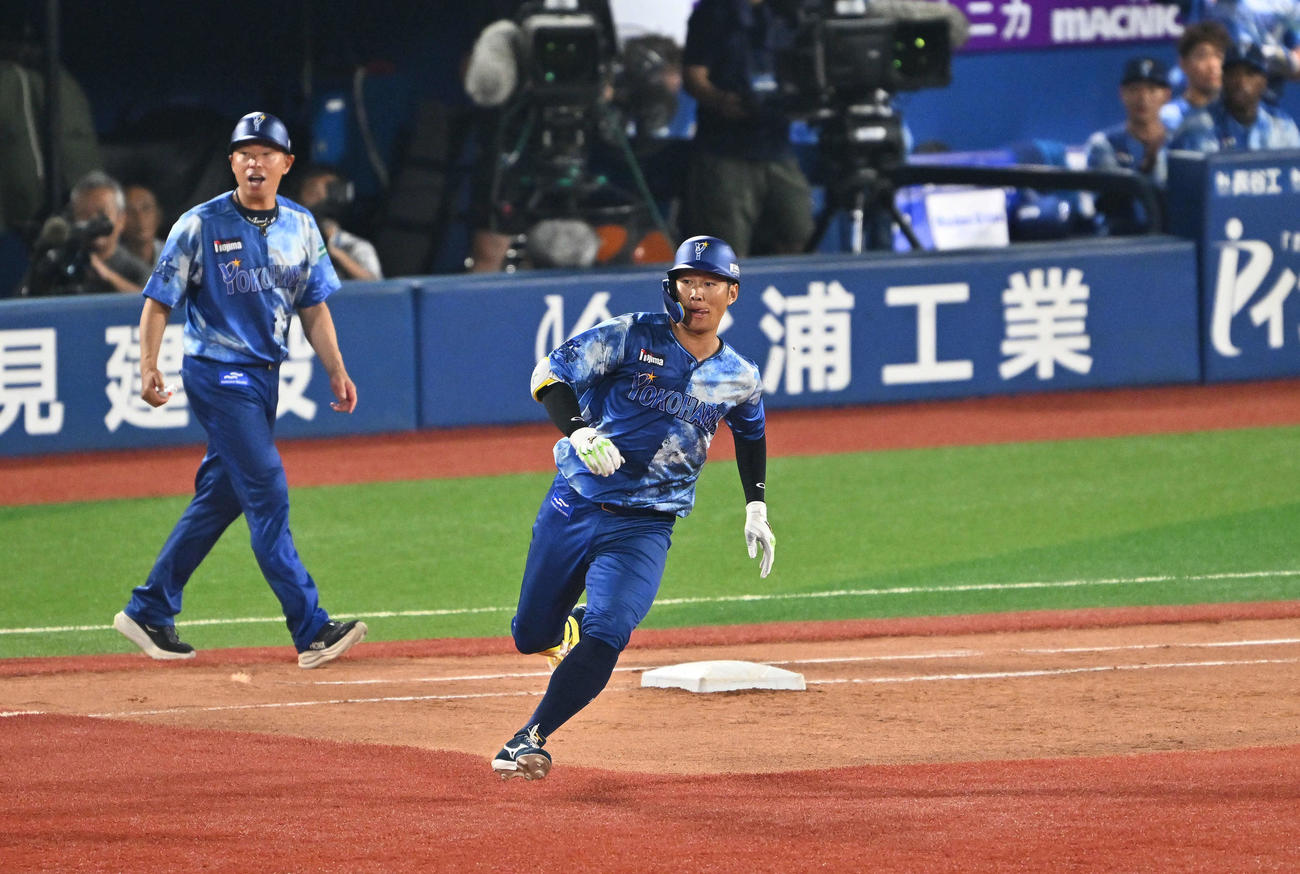 DeNA対ヤクルト　7回裏DeNA無死、京田は中前打を放ち一塁を回る（撮影・滝沢徹郎）　