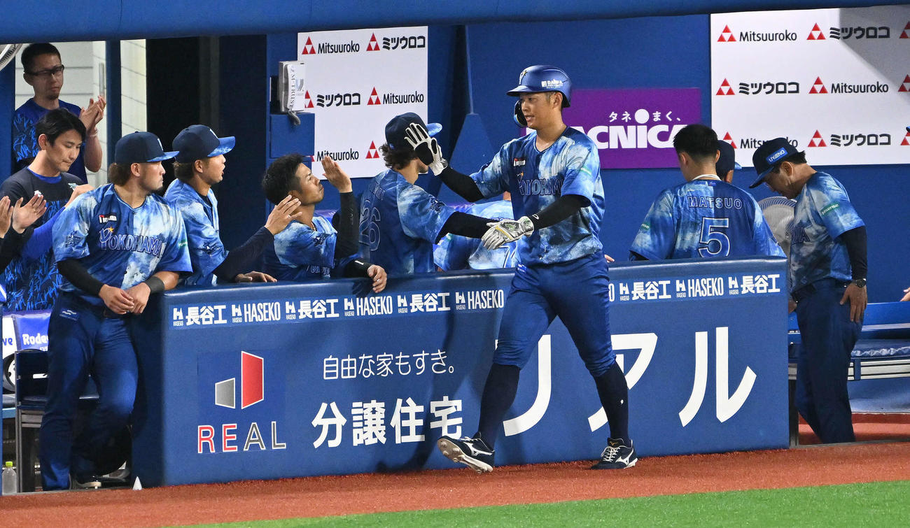 DeNA対ヤクルト　7回裏DeNA無死三塁、佐野の二ゴロで生還した京田（手前）はチームメートとタッチをかわす（撮影・滝沢徹郎）　