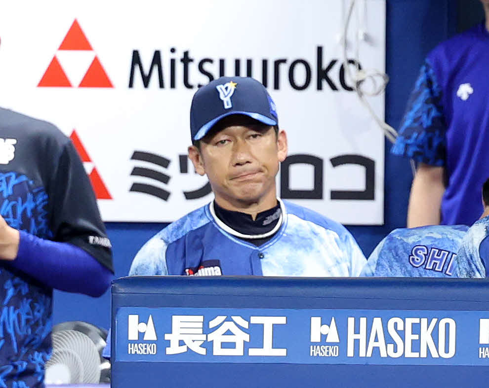 DeNA対ヤクルト　9回裏、戦況を見つめるDeNA三浦監督（撮影・鈴木正人）