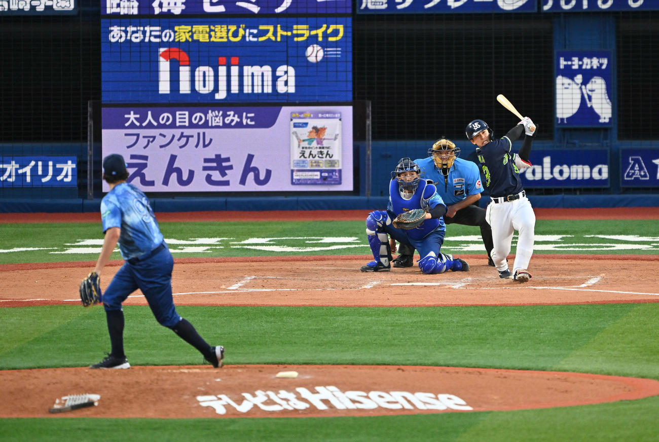 DeNA対ヤクルト　4回表ヤクルト無死、内山は左翼に二塁打を放つ。投手バウアー（撮影・滝沢徹郎）　