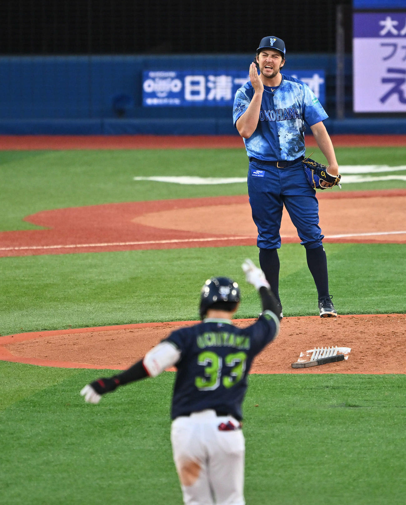 DeNA対ヤクルト　4回表ヤクルト無死、内山（手前）に二塁打を許し厳しい表情のバウアー（撮影・滝沢徹郎）　