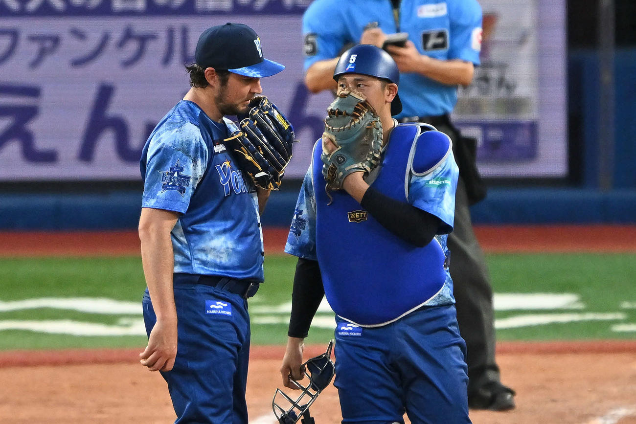 DeNA対ヤクルト　4回表、ピンチに話すDeNA先発のバウアー（左）と松尾（撮影・滝沢徹郎）　