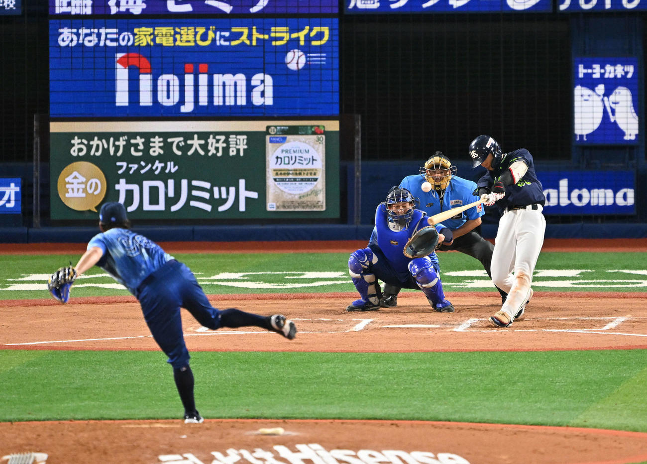DeNA対ヤクルト　6回表ヤクルト無死一塁、内山は適時二塁打を放つ。投手バウアー（撮影・滝沢徹郎）　