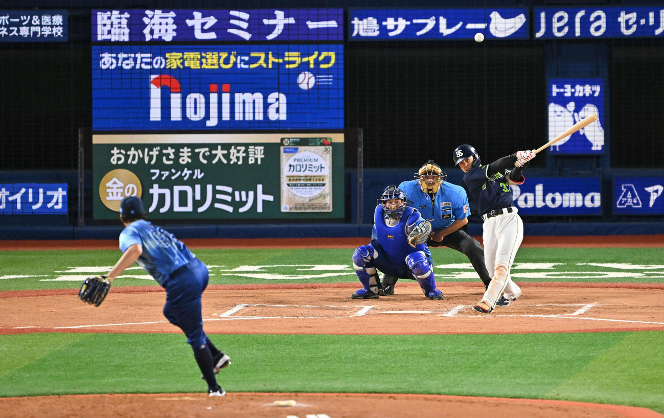 DeNA対ヤクルト　6回表ヤクルト無死一塁、内山は適時二塁打を放つ。投手バウアー（撮影・滝沢徹郎）　
