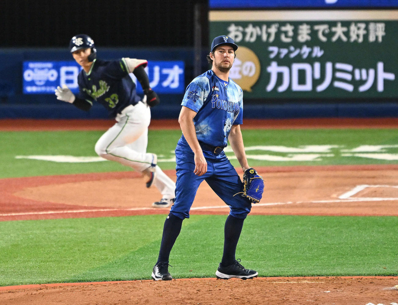 DeNA対ヤクルト　6回表ヤクルト無死一塁、内山（後方）に適時二塁打を許すバウアー（撮影・滝沢徹郎）　
