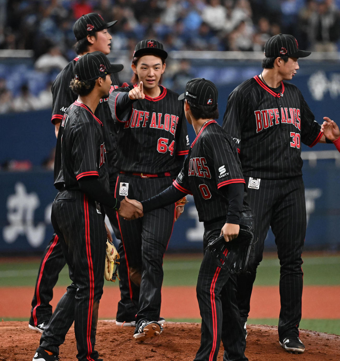 オリックス対西武　西武に勝利し、笑顔でタッチを交わす大里（中央）らオリックスナイン（撮影・和賀正仁）