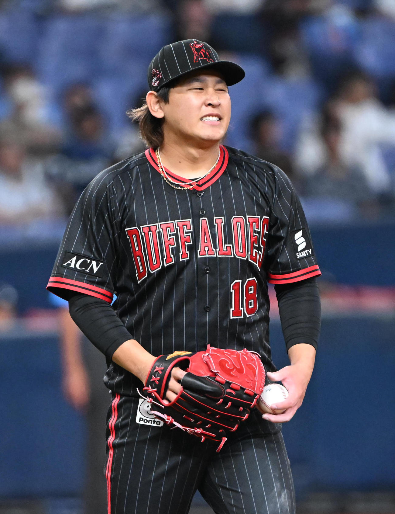 オリックス対西武　3回表西武1死、滝沢に四球を出し悔しげな宮城（撮影・和賀正仁）