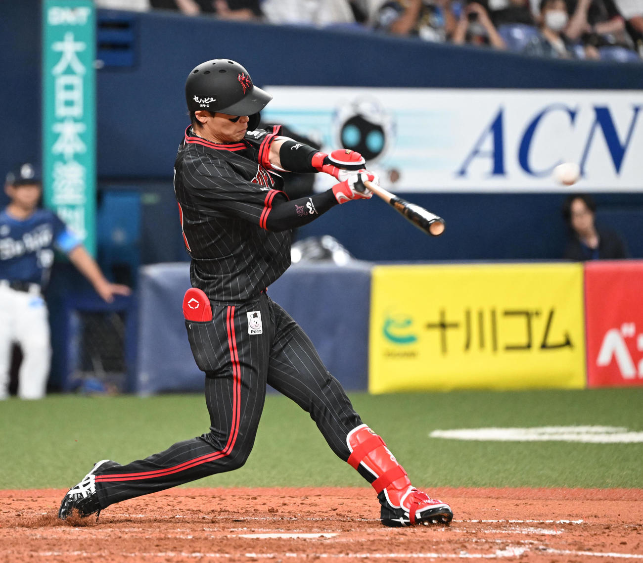 オリックス対西武　4回裏オリックス2死一、二塁、左中間に適時二塁打を放つ中川（撮影・和賀正仁）