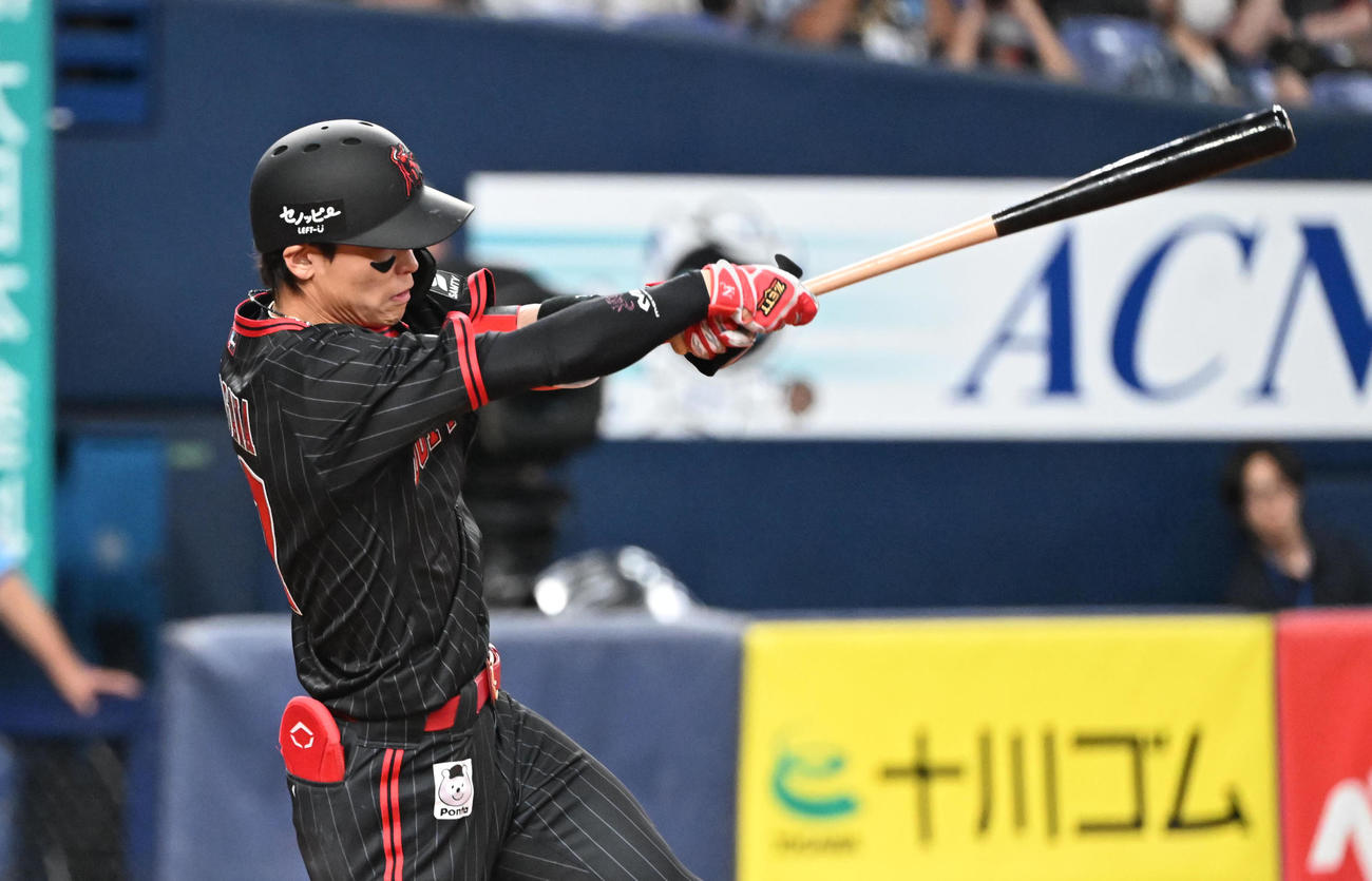 オリックス対西武　4回裏オリックス2死一、二塁、左中間に適時二塁打を放つ中川（撮影・和賀正仁）