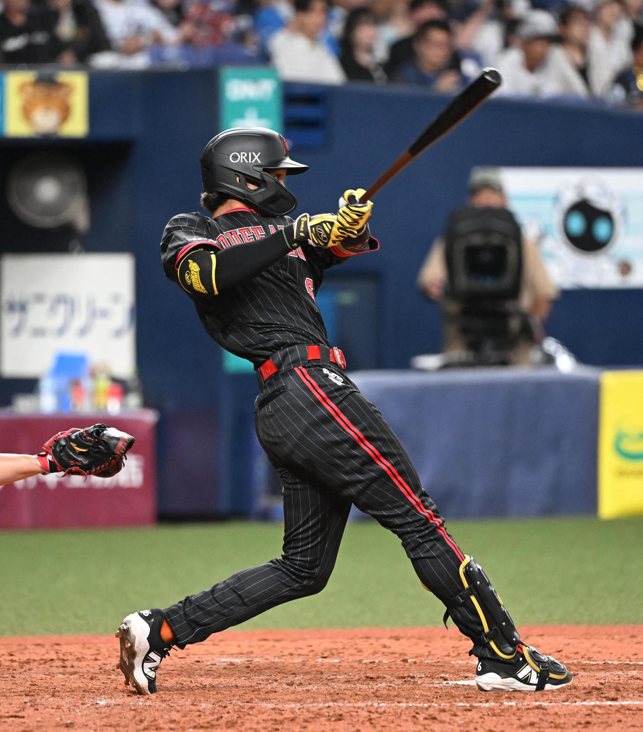 オリックス対西武　5回裏オリックス1死二、三塁、中前適時打を放つ宗（撮影・和賀正仁）