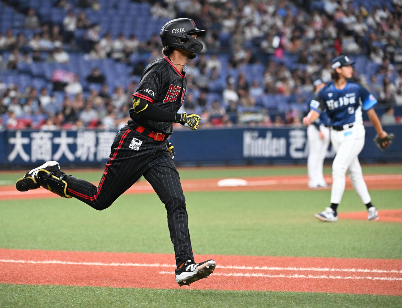 オリックス対西武　5回裏オリックス1死二、三塁、中前適時打を放つ宗（撮影・和賀正仁）