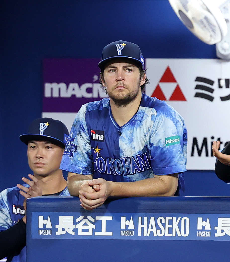 DeNA対ヤクルト　9回裏、戦況を見つめるDeNAバウアー（撮影・鈴木正人）
